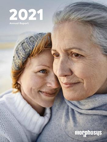 Cover of MorphoSys’ 2021 Annual Report. Mother and daughter hugging after taking a walk on the beach