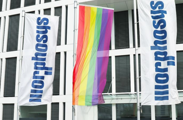 Zwei MorphoSys-Fahnen und eine Pride-Fahne hängen am Gebäude